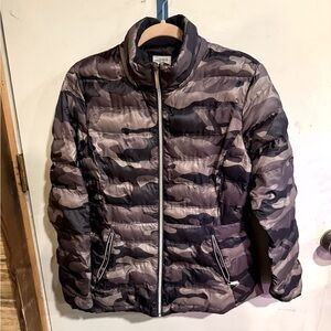 Woman’s Grey Camo Puffer Jacket Size Small
